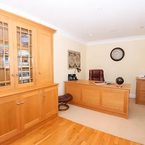 https://luxury-spacious-home-with-private-driveway-tvs-in-every.cardiffhotelswales.com