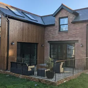 https://cosy-2-bedroom-coach-house.belfasthotelsireland.com